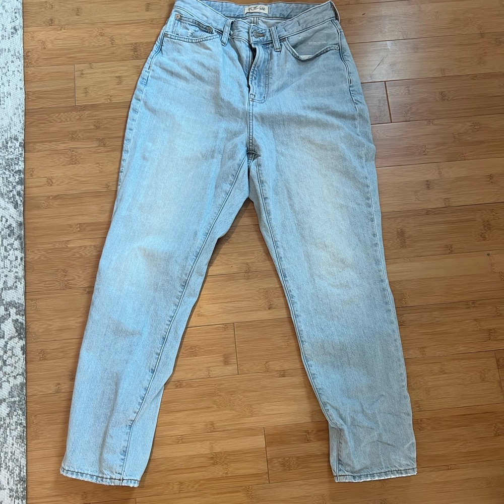 Light wash curvy fit straight leg jeans